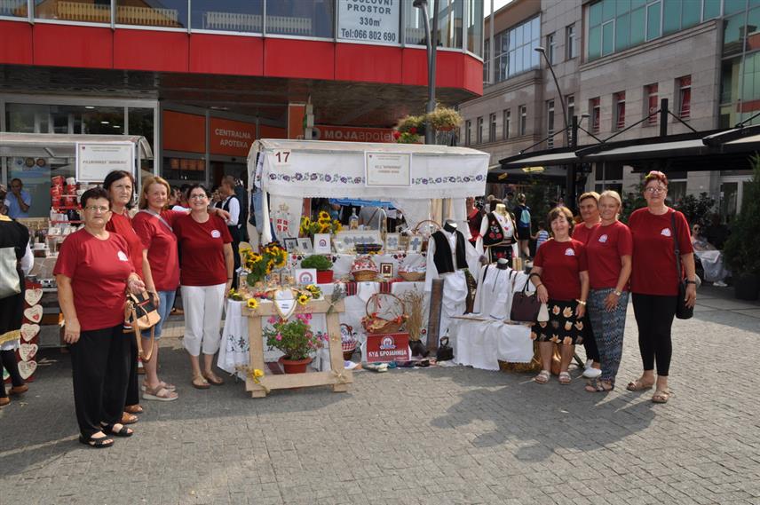 ПРИЈЕДОР, 18. ЈУЛА /СРНА/ - У Приједору је данас отворена етно-изложба "Златне руке Поткозарја" која се одржава 17. пут.