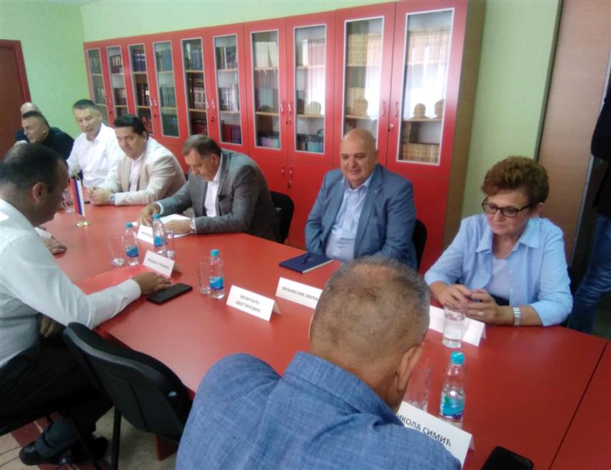 СРЕБРЕНИЦА, 18. ЈУЛА /СРНА/ - Предсједник Републике Српске Милорад Додик састао се данас у Сребреници са представницима политичких партија из Српске које подржавају заједничког српског кандидата за начелника ове општине Милоша Вучића на предстојећим локалним изборима.