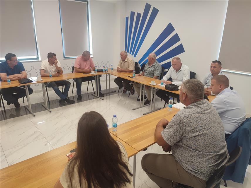 БАЊАЛУКА, 18. ЈУЛА /СРНА/ - Пољопривредни произвођачи у Републици Српској предложиће формирање осигуравајућег друштва при Влади Републике Српске за осигуравање пољопривредне производње, јер поједина осигуравајућа друштва не нуде такву врсту услуге, избјегавајући ризике ове производње.