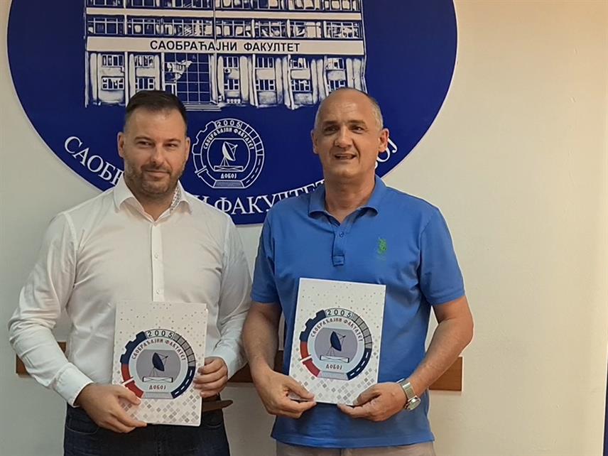 ДОБОЈ, 18. ЈУЛА /СРНА/ - У Добоју je данас потписан Меморандум о пословно-техничкој сарадњи између Саобраћајног факултета Универзитета Источно Сарајево и Агенције за безбједност саобраћаја Републике Српске. Директор Агенције за безбједност саобраћаја Републике Српске Младен Петровић и Декан Саобраћајног факултета Мирослав Костадиновић.