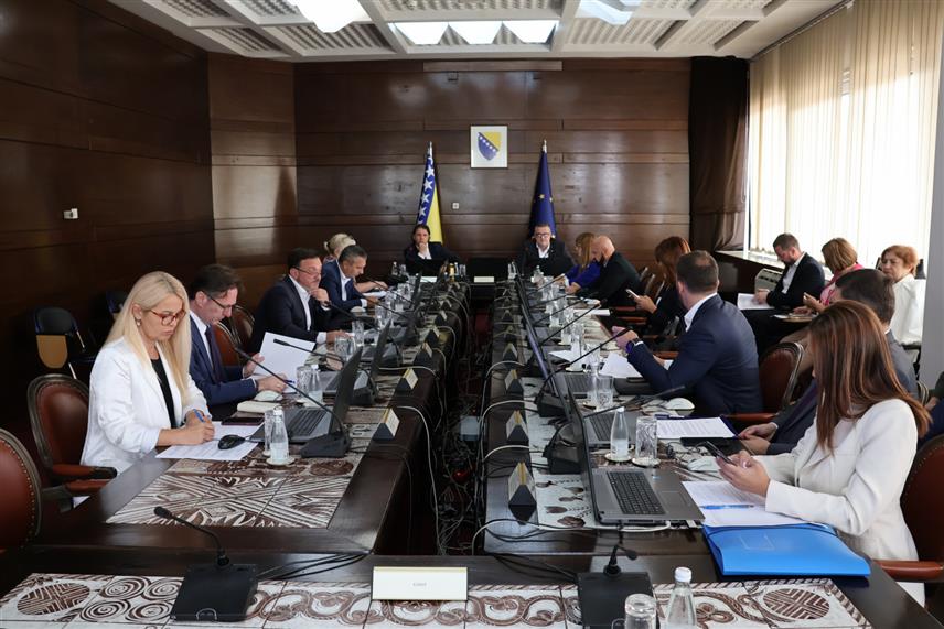 САРАЈЕВО, 18. ЈУЛА /СРНА/ - Сједница Владе ФБиХ.