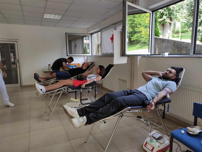 НОВИ ГРАД, 18. ЈУЛА /СРНА/ - У другој овогодишњој акцији добровољног давања крви одржаној данас у Новом Граду прикупљене су 42 дозе драгоцјене течности.