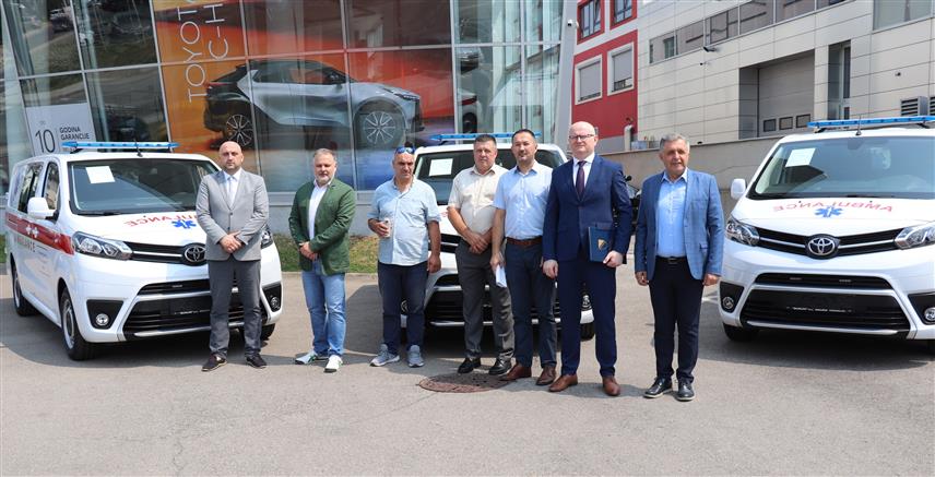 	САРАЈЕВО, 18. ЈУЛА /СРНА/ - У Сарајеву је, у организацији Министарства цивилних послова у Савјету министара, уприличена примопредаја санитетских возила за три здравствене установе у БиХ из донације Владе Јапана.