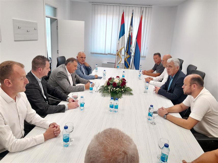 БРАТУНАЦ, 18. ЈУЛА /СРНА/ - Предсједник Републике Српске Милорад Додик на састанку са начелником братуначке општине Лазаром Продановићем.