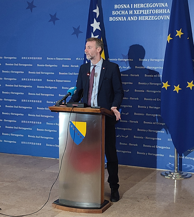 САРАЈЕВО, 18. ЈУЛА /СРНА/ - Mинистар транспорта и комуникација у Савјету министара Един Форто на конференцији за новинаре у Сарајеву.