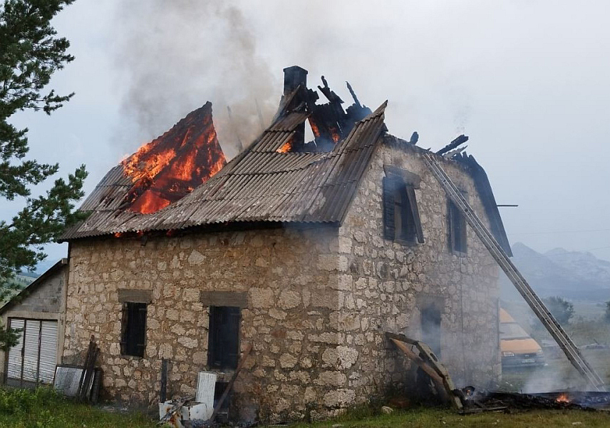 ПОДГОРИЦА, 18. ЈУЛА /СРНА/ - Гром је данас запалио кућу на Жабљаку, а у пожару је причињена велика материјална штета.