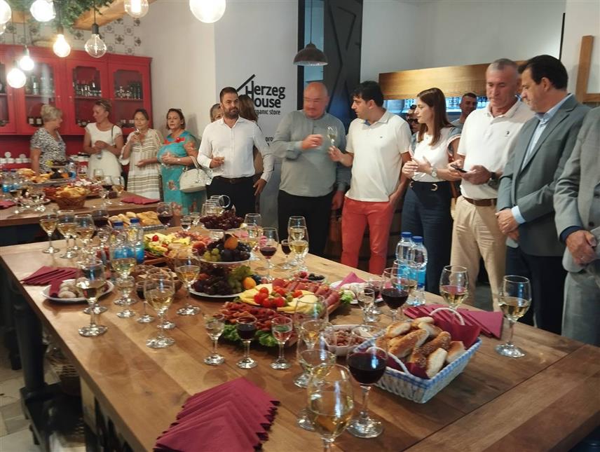 TРЕБИЊЕ, 19. ЈУЛА /СРНА/ - "Херцеговачка кућа", која је данас прославила седам година успјешног рада, забиљежила је за првих седам мјесеци ове године за око 20 одсто већи промети него у истом периоду прошле године.