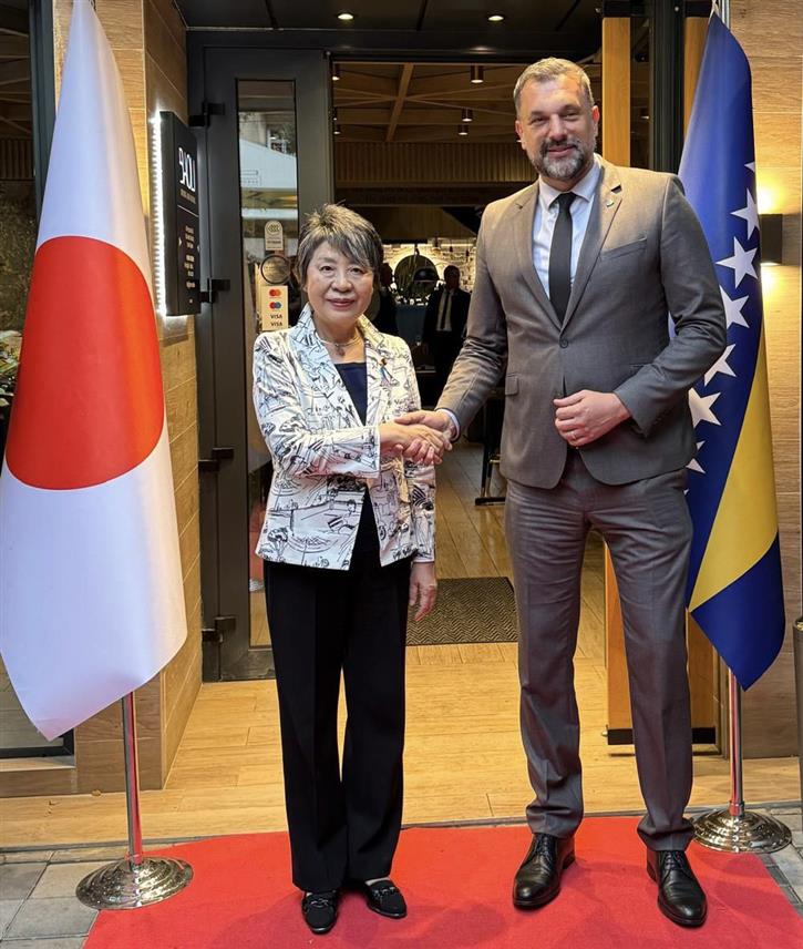 САРАЈЕВО, 19. ЈУЛА /СРНА/ - Министар иностраних послова у Савјету министара Елмедин Конаковић и министар спољних послова Јапана Јоко Камикава састали су се данас у Сарајеву.