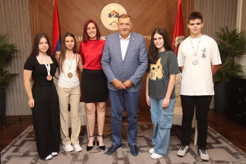 БАЊАЛУКА, 19. ЈУЛА /СРНА/ - Предсједник Републике Српске Милорад Додик честитао је ученицима и наставници Основне школе "Свети Сава" из Бањалуке, који су остварили изузетан успјех на Mеђународној СТЕМ олимпијади, те поручио да су они понос Републике Српске и доказ да Српска има сјајне талентоване ученике пред којима је изузетна будућност./фото Борислав Здриња/