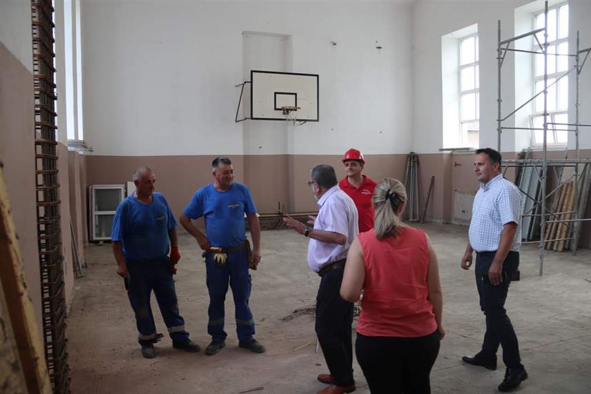 ДЕРВЕНТА, 19. ЈУЛА/СРНА/- Реконструкција објекта Основне школе "Никола Тесла" у вриједности 5,2 милиона марака за које је новац обезбиједила Влада Републике Српске.