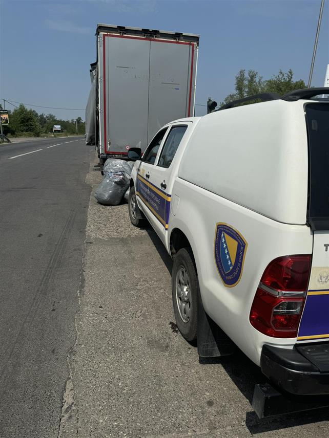 БАЊАЛУКА, 19. ЈУЛА /СРНА/ - Службеници Управе за индиректно опорезивање /УИО/ БиХ одузели су на подручју регионалног центра Tузла већу количину текстилних производа познатих робних свјетских марки процијењене тржишне вриједности око 241.000 КМ.