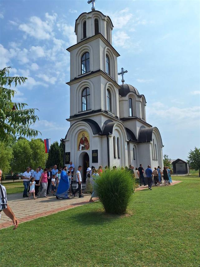 ШАМАЦ, 19. ЈУЛА /СРНА/ - Најмлађа шамачка мјесна заједница Лугови, која има око 400 становника, прославила је данас у присуству великог броја мјештана свог заштитника Преподобног Сисоја Великог, а том приликом у саобраћај је пуштена новоасфалтирана улица у дужини од 1.100 метара, за шта је ова општина издвојила око 220.000 КМ.