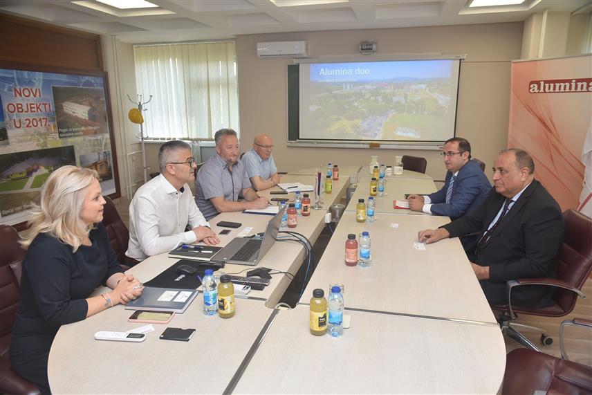 ЗВОРНИК, 19. ЈУЛА /СРНА/ - Амбасадор Азербејџана у БиХ Вилајат Гулијев разговарао је данас са представницима менаџмента компаније "Алумина" у Зворнику.