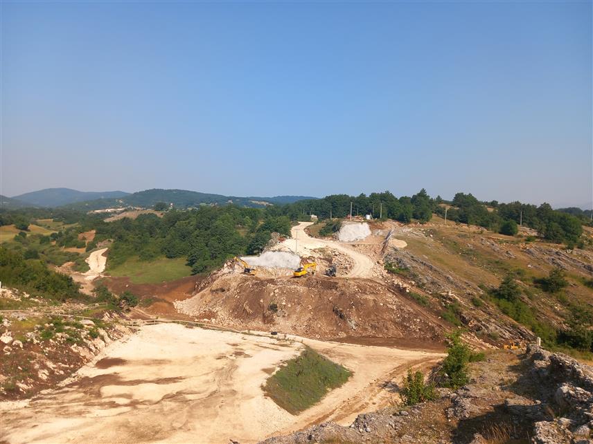 БИЛЕЋА, 19. ЈУЛА /СРНА/ - Радови на изградњи хидроелектране "Дабар" теку планираном динамиком, у току су радови на брани "Пошћење", машинској згради, насипу Гребак.