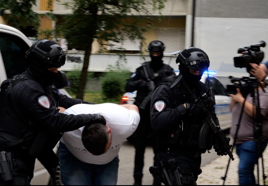 БАЊАЛУКА, 19. ЈУЛА /СРНА/ - Лице чији су иницијали З.Р, које је ухапшено у Бијељини у оквиру потраге за убицом полицајца у Лозници, предато је данас у Бањалуци у надлежност Посебног одјељења Републичког јавног тужилаштва.