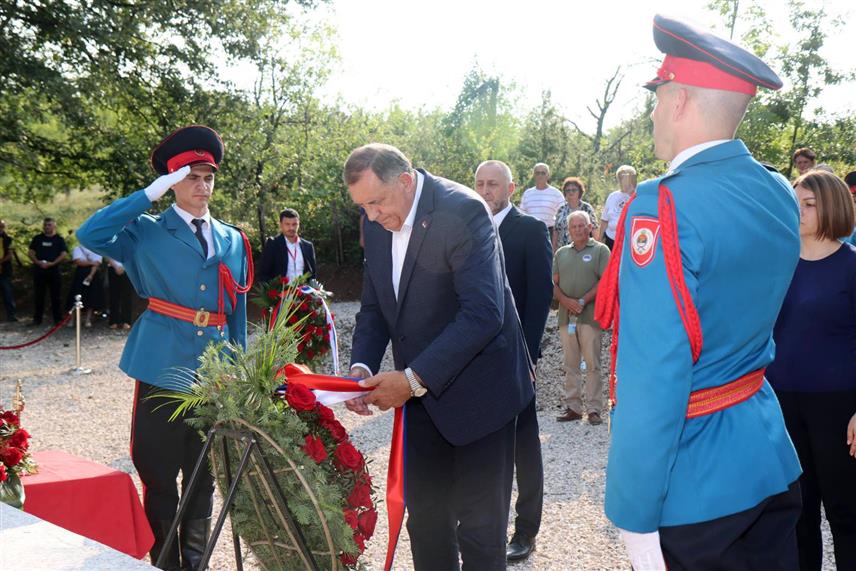 ПРИЈЕДОР, 19. ЈУЛА /СРНА/ - Предсједник Републике Српске Милорад Додик, изасланици српског члана Предсједништва БиХ и предсједника Народне скупштине Републике Српске, министар рада и борачко-инвалидске заштите Српске Данијел Егић и представници амбасаде Србије у БиХ, положили су вијенце на споменик у Мацурама, поводом обиљежавања Дана сјећања на дјецу убијену током геноцида над Србима, Јеврејима и Ромима у Независној Држави Хрватској /НДХ/ од 1941. до 1945. године./Фото - Борислав Здриња/