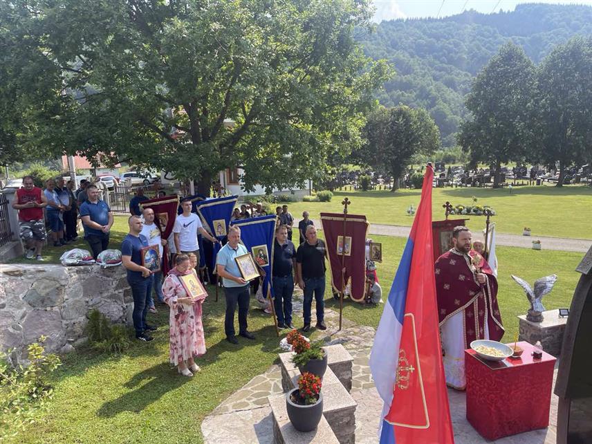 КОТОР ВАРОШ, 19. ЈУЛА /СРНА/ - У которварошкој мјесној заједници Грабовица данас је служен помен и положени вијенци на спомен-плочу за 31 погинулог борца Војске Републике Српске /ВРС/ из овог мјеста.