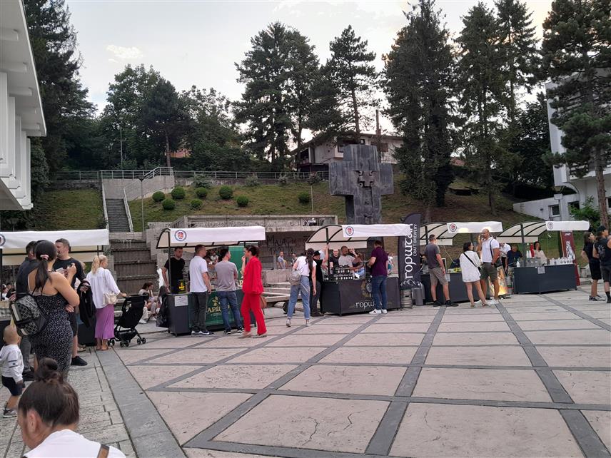 МРКОЊИЋ ГРАД, 19. ЈУЛА /СРНА/ - У Мркоњић Граду вечерас је одржан први Фестивал занатског пива на којем су учествовале четири занатске пиваре, а гастрономску понуду представила су и два произвођача са подручја ове општине.