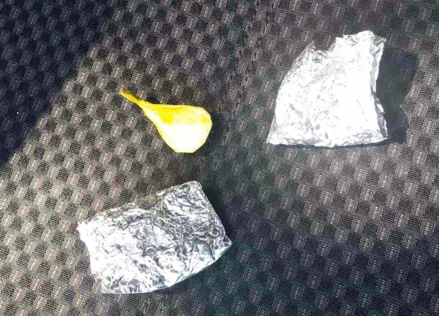 ПРИЈЕДОР, 19. ЈУЛА /СРНА/ - Код мушкарца чији су иницијали М.В. из Новог Града полицијски службеници су приликом контроле возила којим је управљао пронашли и одузели три замотуљка с 14 грама кокаина