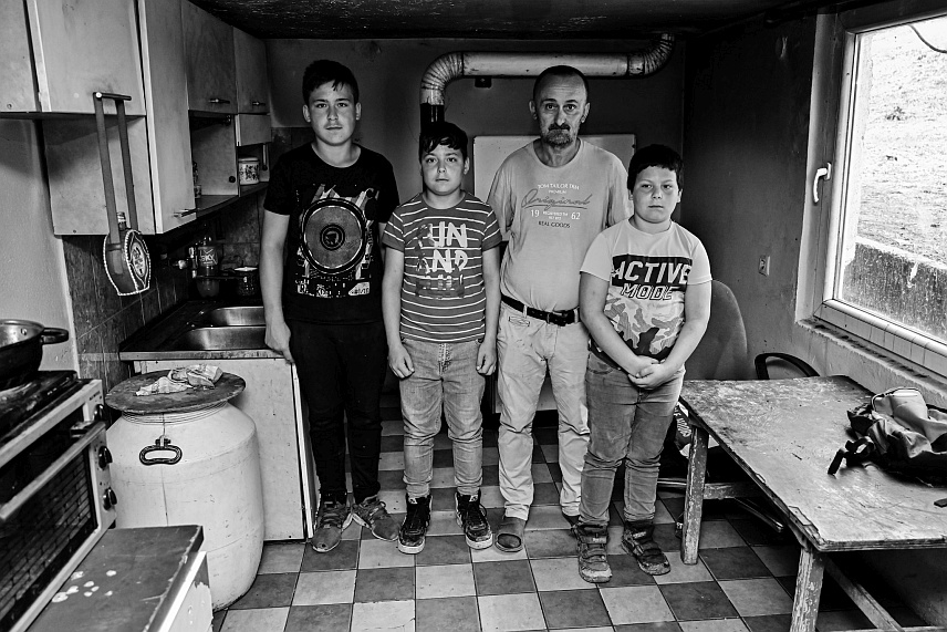 НОВИ ГРАД, 19. ЈУЛА /СРНА/ - Хуманитарна организација "Срби за Србе" покренула је акцију прикупљања средстава за помоћ породици Ђурашиновић из Водичева код Новог Града.