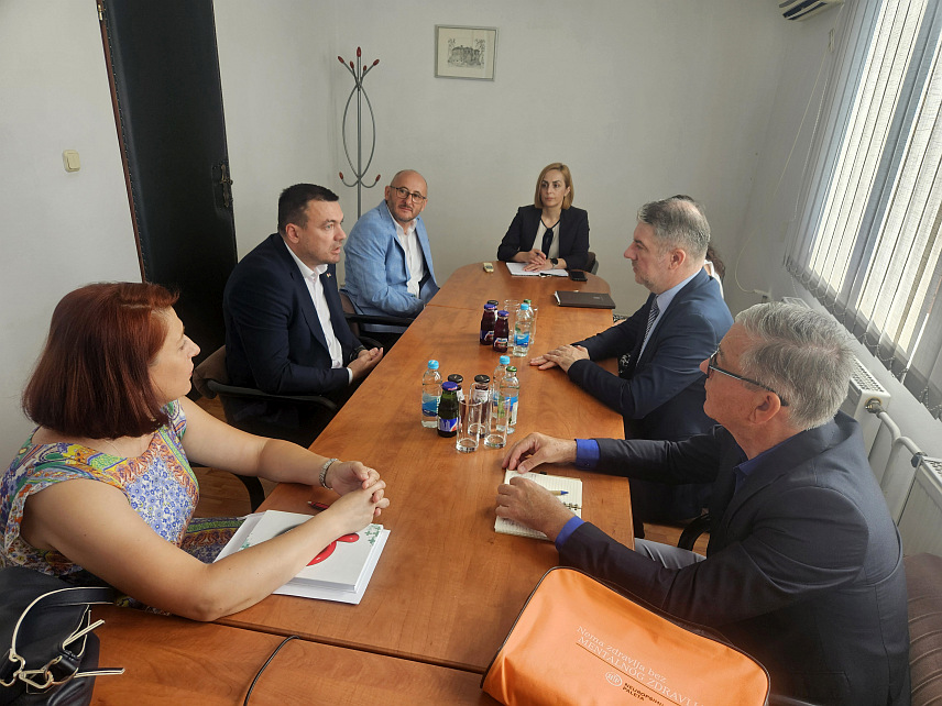 ПРИЈЕДОР, 1. ЈУЛА /СРНА/ - Министар здравља и социјалне заштите Републике Српске Ален Шеранић боравио је данас у Оштрој Луци гдје је разговарао са руководством општине.