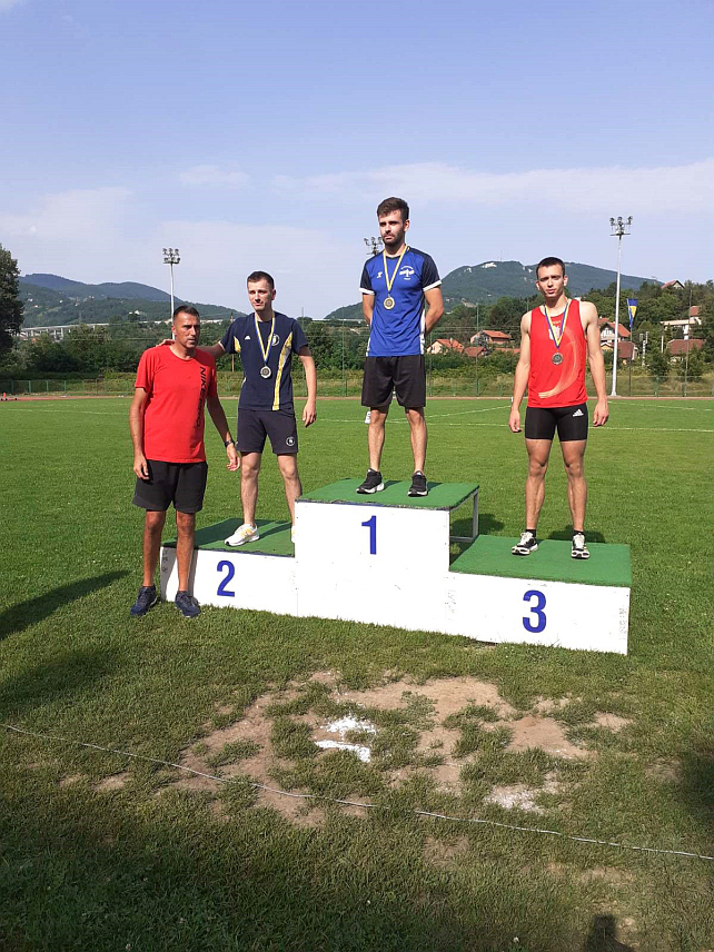 СОКОЛАЦ, 1. ЈУЛА /СРНА/ - Атлетичари "Гласинца" са Сокоца освојили су три медаље на Првенству БиХ у атлетици у Зеници - сребрну и бронзану за сениоре, те златну у категорији млађи јуниори