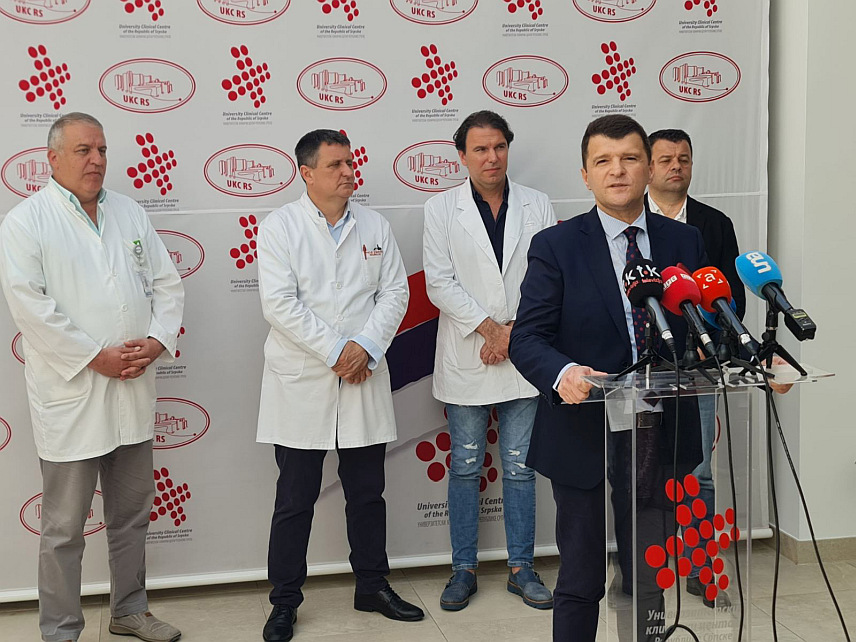 БАЊАЛУКА, 1. ЈУЛА /СРНА/ - Специјалиста пластичне и реконструктивне хирургије из највеће приватне клинике у Дохи, у Катару, Дражан Ерић борави у Универзитетском клиничком центру /УКЦ/ у Бањалуци у оквиру пројекта преношења знања домаћих стручњака из иностранства домаћем кадру.