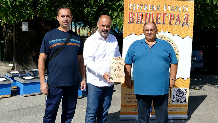 ВИШЕГРАД, 1. ЈУЛА /СРНА/ - У Вишеграду је данас подијељено 20 "старт-ап" пакета за чланове Удружења пчелара у оквиру општинског пројекта финансирања невладиних и непрофитних организација за развој рурарних средина.