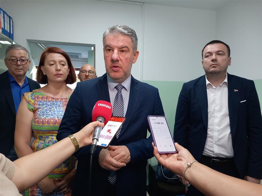 ПРИЈЕДОР, 1. ЈУЛА /СРНА/ - Министар здравља и социјалне заштите Ален Шеранић обраћање новинарима у Приједору.