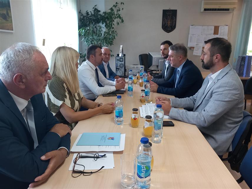 ПРИЈЕДОР, 1. ЈУЛА /СРНА/ - Министар здравља и социјалне заштите Републике Српске Ален Шеранић током посјете Дому за лица са инвалидитетом, заједно са руководиоцима Дома за старија лица и Центра за социјални рад, те градоначелником Слободаном Јавором.