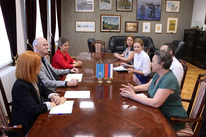 БАЊАЛУКА, 1. ЈУЛА /СРНА/ - Ректор Универзитета у Бањалуци Радослав Гајанин и представници Руског института позоришне умјетности – ГИТИС разговарали су данас у Бањалуци о потписивању новог споразума о сарадњи, којим ће бити дефинисана организација низ мастер класова, као и заједнички рад на студентској представи.