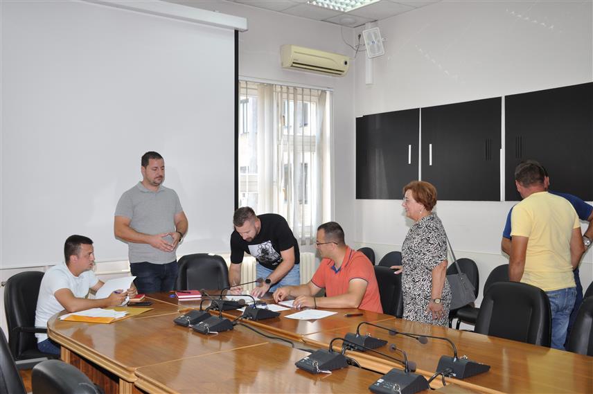 ПРИЈЕДОР, 1. ЈУЛА /СРНА/ - У Градској управи Приједор данас су уручена рјешења о исплати 200.000 КМ за 65 корисника на име надокнаде штете домаћинствима поплављеним у претходном периоду.