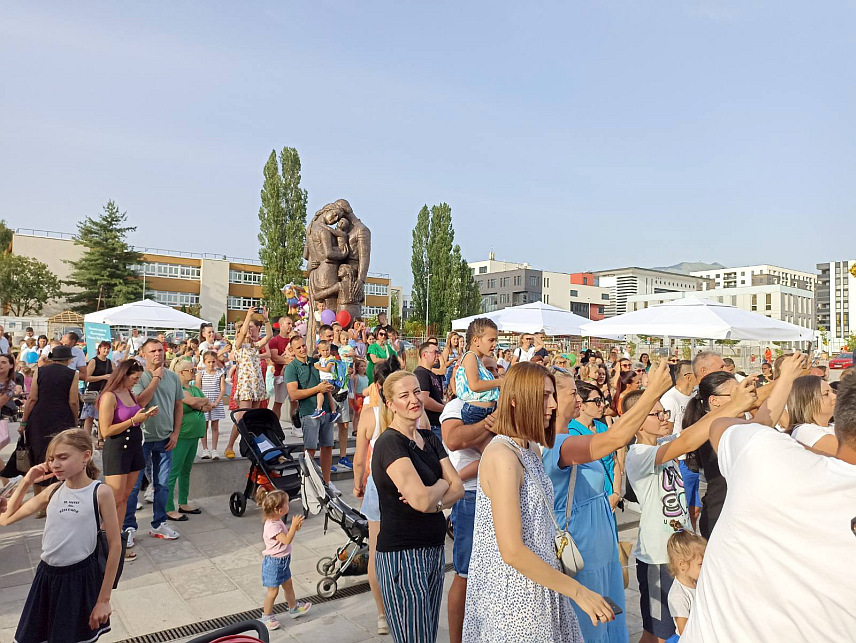 ИСТОЧНО НОВО САРАЈЕВО, 1. ЈУЛА /СРНА/ - На Тргу Републике Србије у Источном Новом Сарајеву одржана је 16. "Конференција беба" на којој су учествовале 73 бебе и изабрано трочлано предсједништво које чине Софија Милинковић, Лазар Лацкановић и Анђелина Рудан.