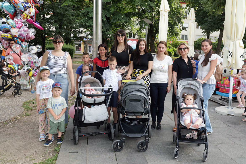 БАЊАЛУКА, 1. ЈУЛА /СРНА/ - Предсједник Форума жена Градског одбора СПС-а Бањалука Маја Векић посјетила је Конференцију беба, догађај који промовише породичне вриједности и важност дјеце у заједници.