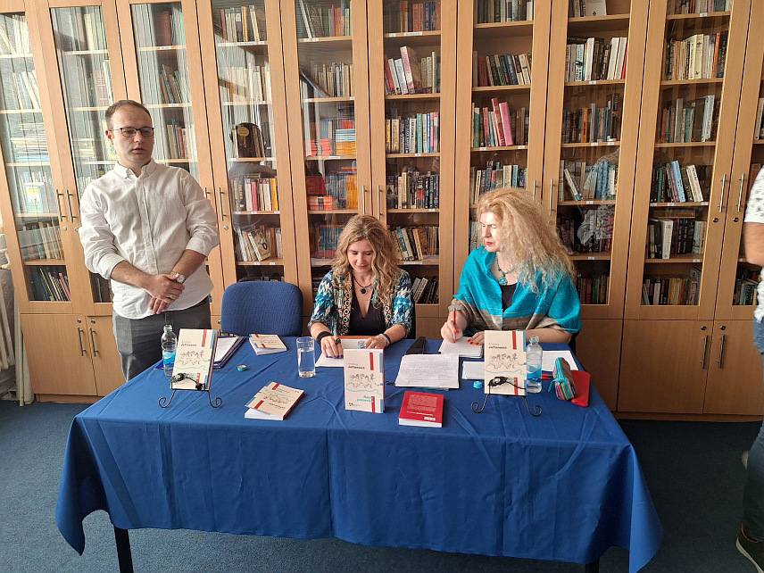 ИСТОЧНО САРАЈЕВО, 1. ЈУЛА /СРНА/ - Роман "Ратна позорница" аутора Андрее Јефтановић, чилеанске књижевнице српског поријекла, премијерно је представљен вечерас у Источном Сарајеву.