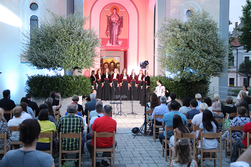 ДЕРВЕНТА, 1. ЈУЛА /СРНА/ - Видовданско вече одржано је вечерас испред Саборног храма Успења Пресвете Богородице у Дервенти у организацији Кола српских сестара "Царица Милица" и црквене општине Дервента.