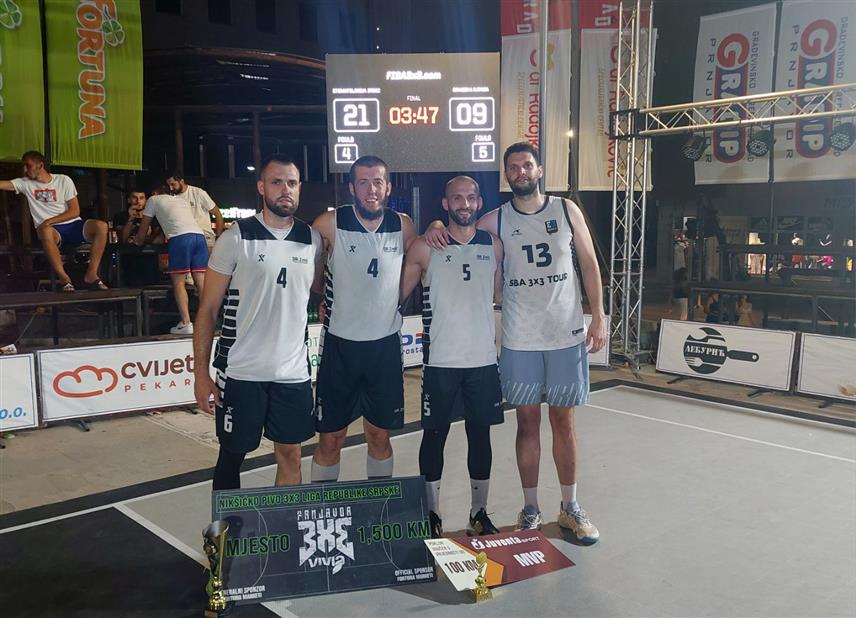 ПРЊАВОР, 20. ЈУЛА /СРНА/ - Побједник јубиларног десетог овосезонског издања турнир Никшићко пиво 3 на 3 лиге Републике Српске била је екипа "Стоматологија Зрнић", која је у финалу побиједила бањалучки тим "Градска кафана" резултатом 21:9.
