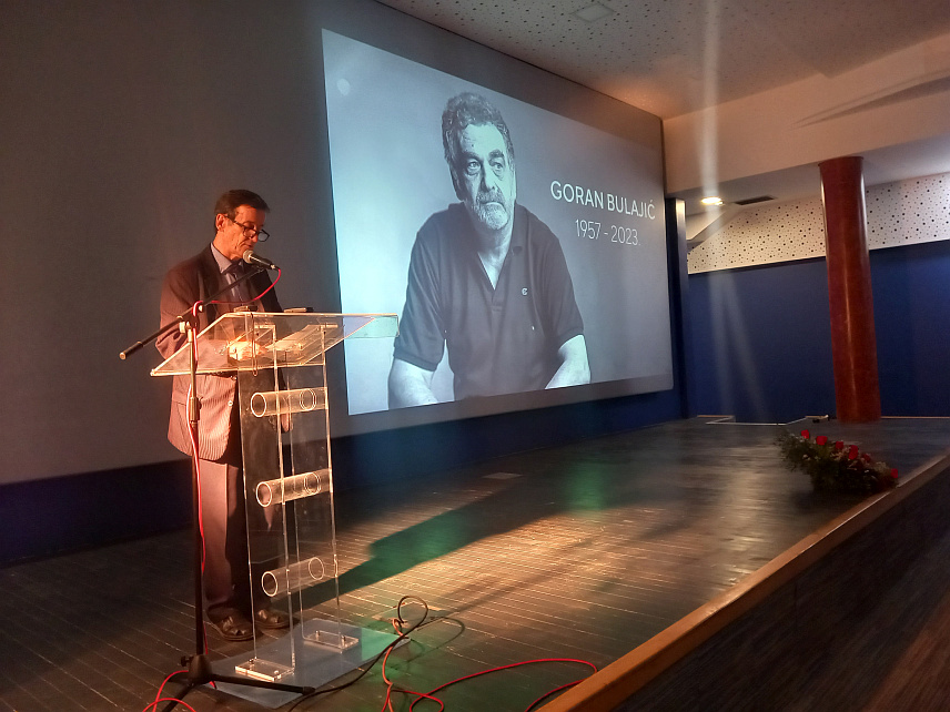 ТРЕБИЊЕ, 20.ЈУЛА /СРНА/ - Омажом прерано преминулом црногорском редитељу и драматургу Горану Булајићу, једном од обновитеља манифестације и члану Умјетничког савјета „Фестивала фестивала“, у Kултурном центру Требиње вечерас je почеo 67. „Фестивал фестивала“, смотра најбољих остварења аматерске продукције региона.