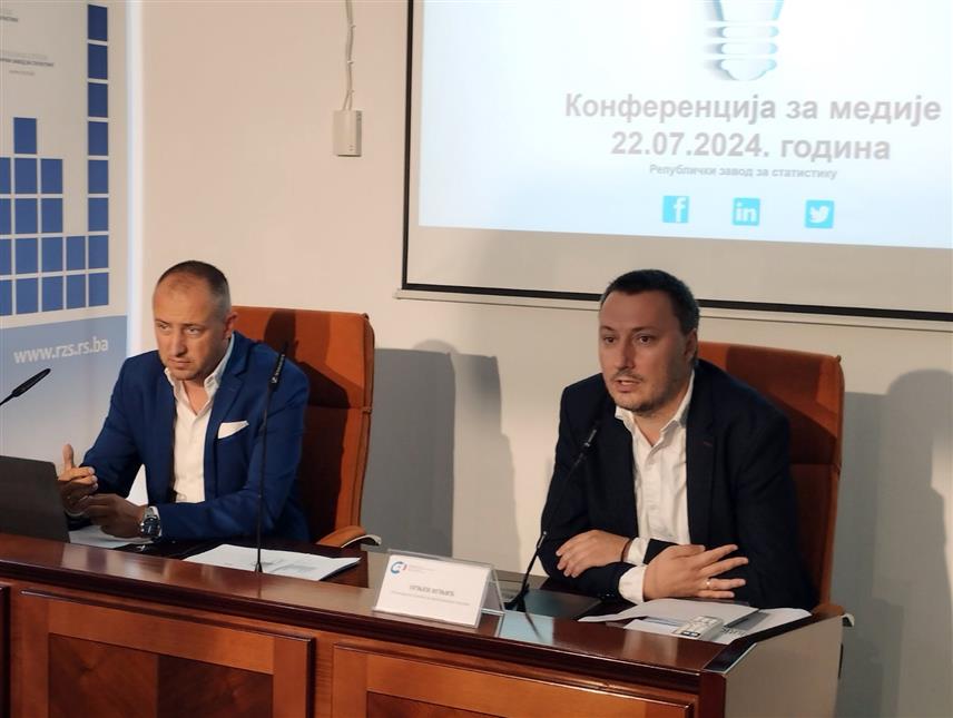 БАЊАЛУКА, 22.ЈУЛА /СРНА/ - Директор Републичког завода за статистику Дарко Милуновић /лијево/ на конференцији за новинаре.