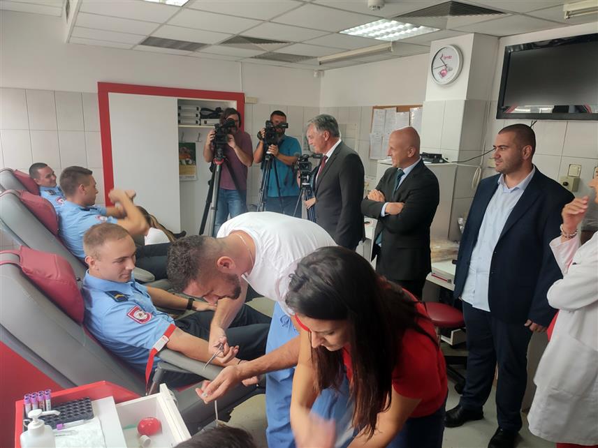 БАЊАЛУКА, 22. ЈУЛА /СРНА/ - Министар унутрашњих послова Републике Српске Синиша Каран и директор полиције Републике Српске Синиша Кострешевић, обишли су данас у Заводу за транфузијску медицину Републике Српске припаднике Полицијске управе Бањалука који учествују у акцији добровољног давања крви.