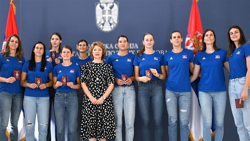 БЕОГРАД, 22. ЈУЛА /СРНА/ - Чланицама женске одбојкашке репрезентације Србије, која ће учествовати на Олимпијским играма у Паризу, данас су у Београду уручени дипломатски пасоши амбасадора добре воље.