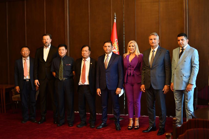 БЕОГРАД, 22. ЈУЛА /СРНА/ - Потпредсједник Владе Србије Александар Вулин на састанку у Београду са Шу Ђингнаном, предсједником Корпорације "Пик" која је спонзор олимпијског тима Србије и другим руководиоцима кинеских и српских друштвено одговорних компанија.