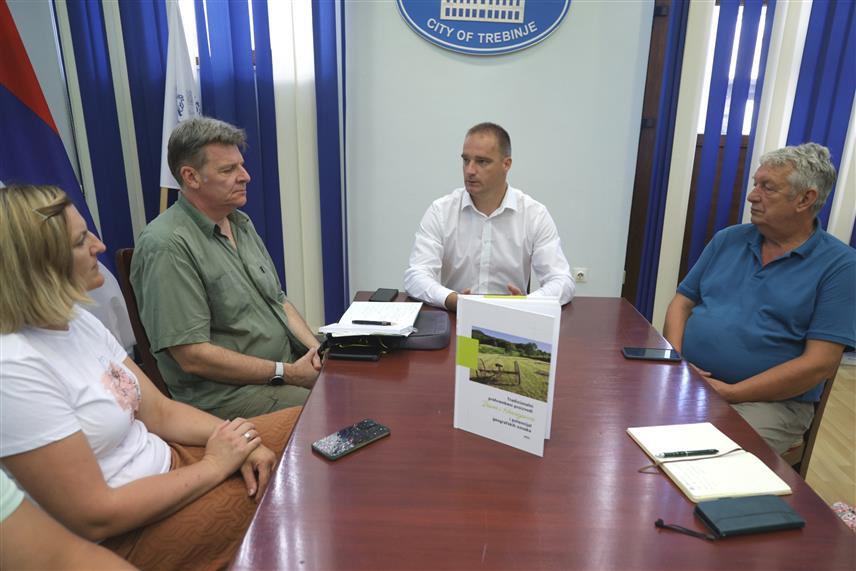 ТРЕБИЊЕ, 22.ЈУЛА /СРНА/ - У Требињу је данас основано Удружење произвођача кукуруза клечка-поповопољца, што је једна у низу активности у процесу заштите географског поријекла ове пољопривредне културе.