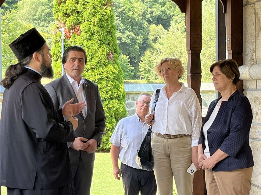 КОЗАРСКА ДУБИЦА, 22. ЈУЛА /СРНА/ - Министар просвјете и културе Републике Српске Жељка Стојичић посјетила је данас манастир Моштаницу код Козарске Дубице и Цркву Светог арханђела Михаила у његовом саставу.