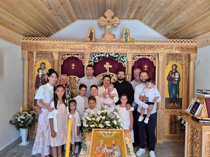 ДРВАР, 22. ЈУЛА /СРНА/ - У новоосвештаном и саграђеном Храму Светих апостола Петра и Павла у Награђу код Дрвара уприличено је прво крштење, у свештеничкој породици Миловац.