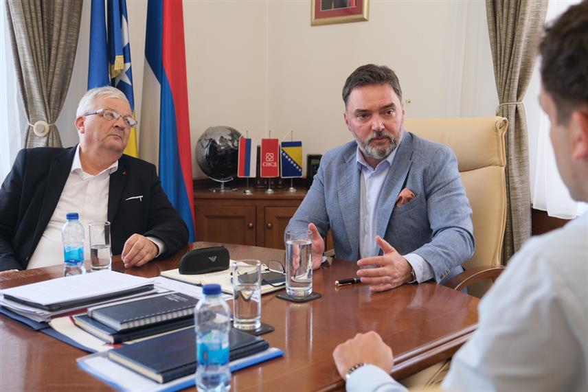 САРАЈЕВО, 22. ЈУЛА /СРНА/ - Замјеник предсједавајуће Савјета министара Сташа Кошарац разговарао је данас са директором Националног парка "Дрина" Радомиром Павловићем и предсједником Управног одбора Милошем Вучићем о заједничким активностима на унапређењу потенцијала овог природног богатства.