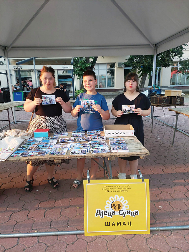ШАМАЦ, 22. ЈУЛА /СРНА/ - Дјеца из Центра за подршку породицама дјеце и особа са потешкоћама у развоју "Дјеца сунца" аутори су разгледница које праве и продају, промовишући тако и своје Удружење, и своју општину Шамац.