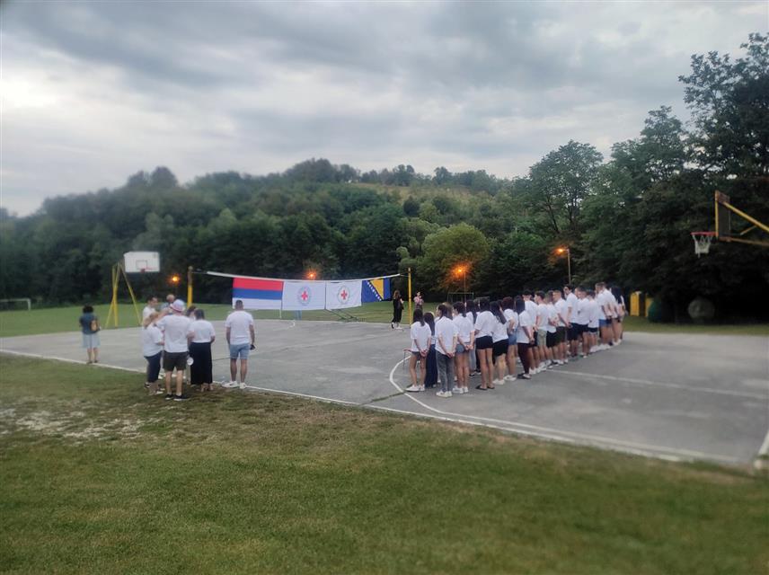 МОДРИЧА, 22. ЈУЛА /СРНА/ - У Ријечанима Горњим у Модричи вечерас је на теренима спортског центра отворен камп Друштва Црвеног крста БиХ на којем учествује 45 волонтера, промовишући хуманост.