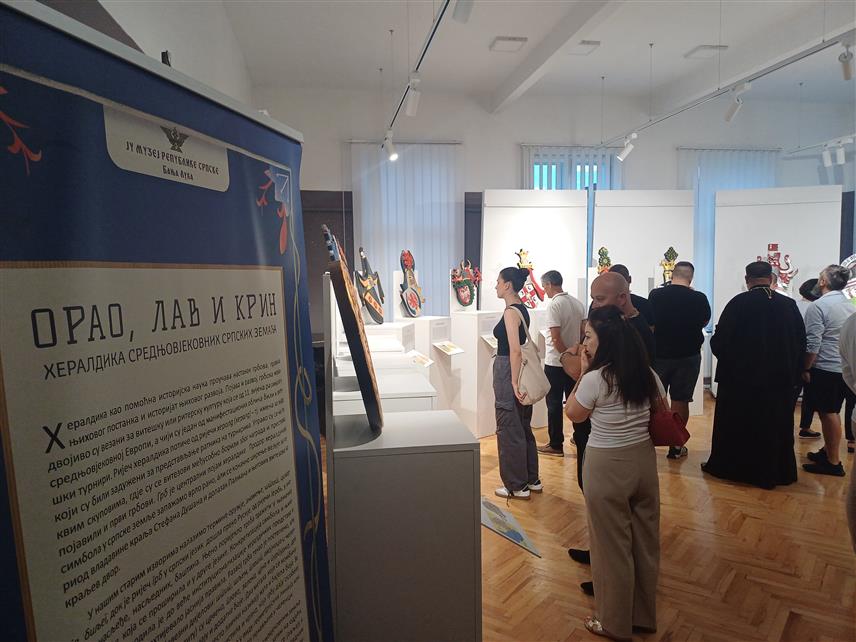 ДЕРВЕНТА, 22. ЈУЛА /СРНА/ - У Дервенти је отворена изложба "Орао, лав и крин - хералдика средњовјековних српских земаља", на којој је представљено 20 грбова, аутора изложбе Јанка Врачара и Дејана Дошлића.