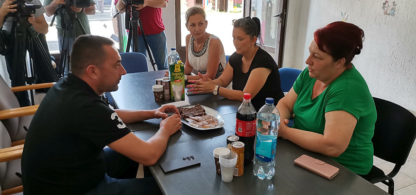 ДОБОЈ, 23. ЈУЛА /СРНА/ - Градоначелник Добоја Борис Јеринић уручио је данас Удружењу вишечланих породица "Четири плус" 10.000 КМ, које су за потребе набавке школског прибора у подједнаком износу донирали Градска управа и посланик у Представничком дому Парламентарне скупштине БиХ Обрен Петровић.